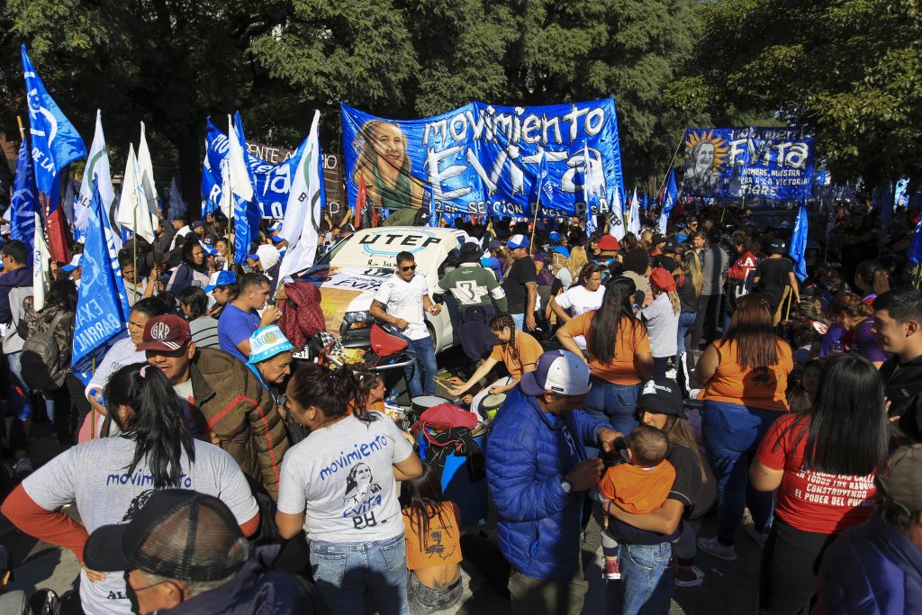 Sin la CGT, el gremio de las organizaciones sociales copó la 9 de julio y pidió por la "Agenda Tierra, Techo y Trabajo"