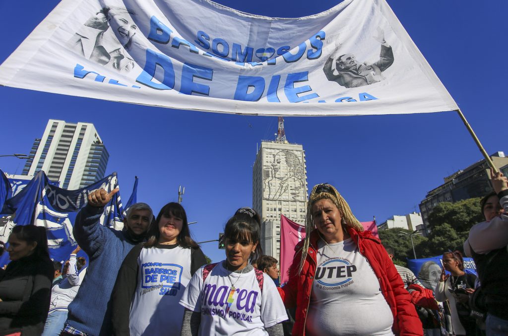 Sin la CGT, el gremio de las organizaciones sociales copó la 9 de julio y pidió por la "Agenda Tierra, Techo y Trabajo"