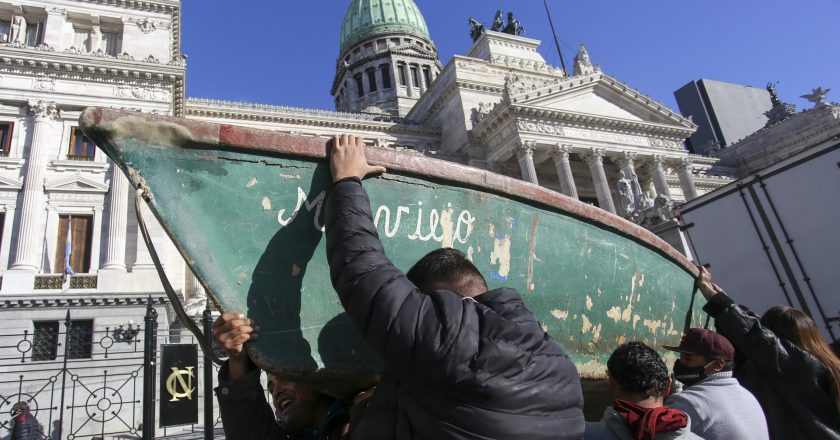 Con un «canoazo» frente al Congreso, trabajadores de la pesca reclamaron políticas públicas para el desarrollo del sector