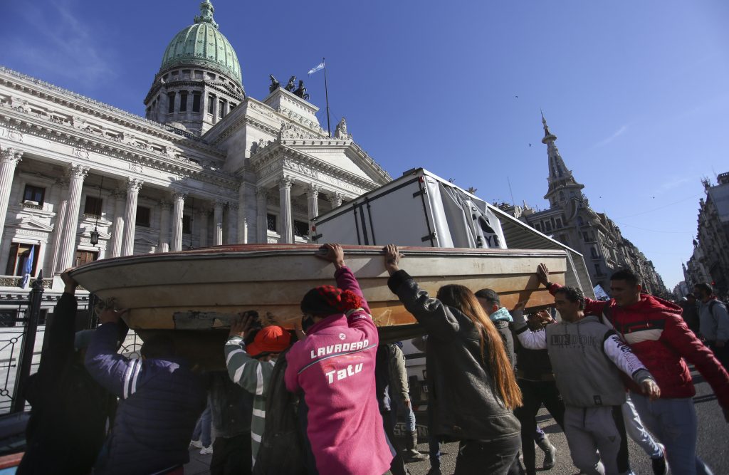 Con un "canoazo" frente al Congreso, trabajadores de la pesca reclamaron políticas públicas para el desarrollo del sector