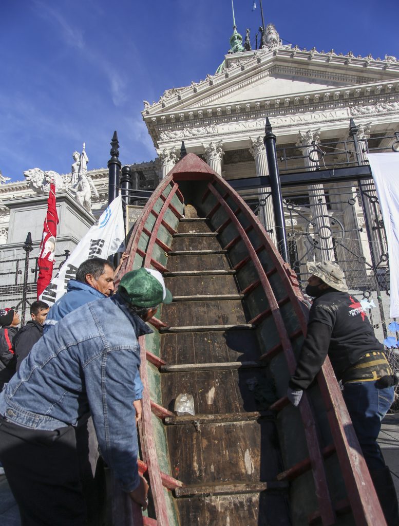 Con un "canoazo" frente al Congreso, trabajadores de la pesca reclamaron políticas públicas para el desarrollo del sector