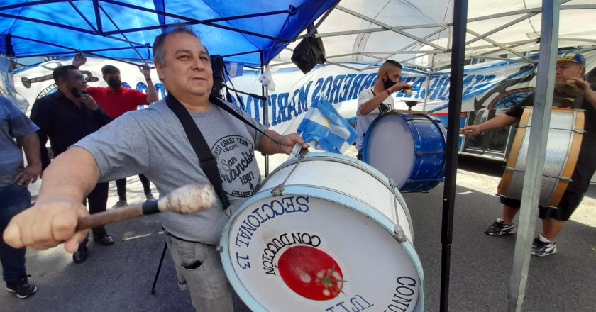 Obreros marítimos marchan a Casa de Gobierno y a Transporte para denunciar que ninguno de los 4500 barcos que transitan la Hidrovía es de bandera Argentina