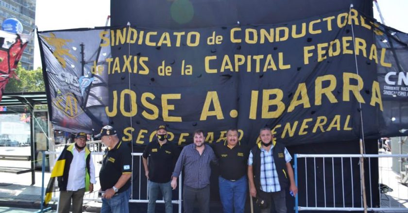 Con apoyo de la UGATT, los taxistas movilizan para denunciar la «competencia desleal» que generan las «aplicaciones ilegales»