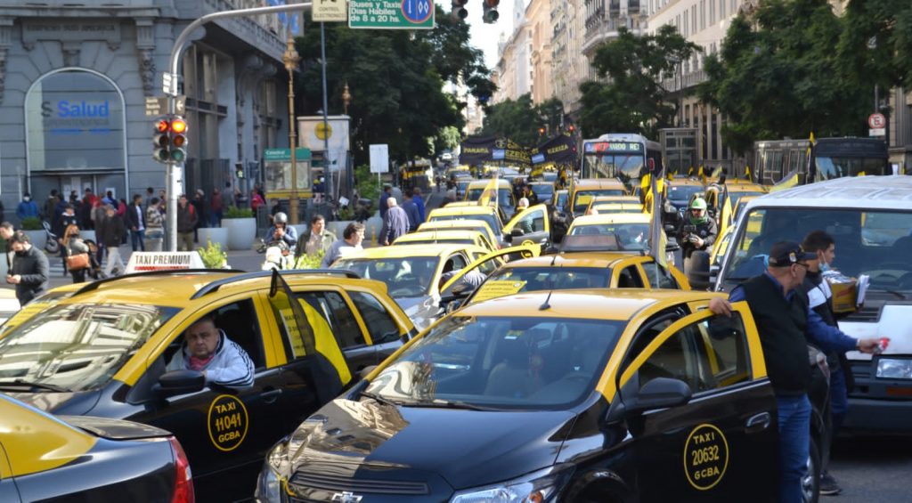 Los taxistas pidieron que se prohíban las aplicaciones ilegales: "No queremos pasar a engrosar la fila de quienes tienen que ir a buscar un bolsón de comida o de quienes cobran un plan"