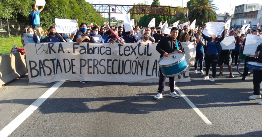 La Justicia ordenó que la textil que confecciona la ropa de la Selección Nacional reincorpore a 3 trabajadores despedidos por reclamar aumento de salarios