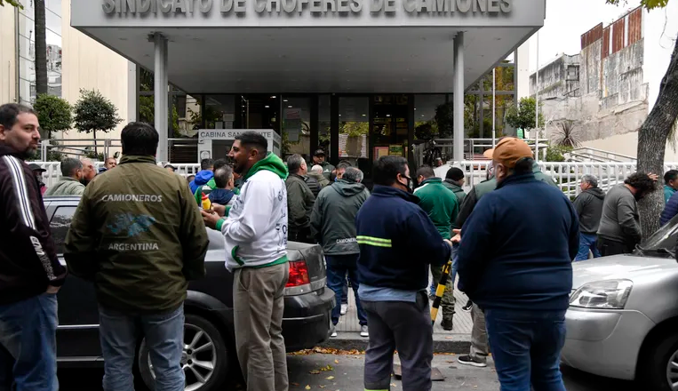 Allanan la sede central de Camioneros en busca de supuesta documentación relacionada con los dos sindicalistas de San Nicolás detenidos por protestar