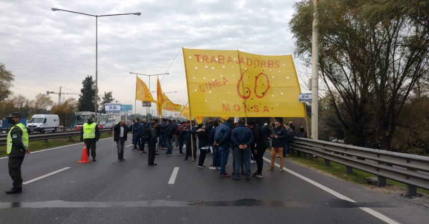 Trabajadores de la línea 60 protestan con un corte parcial de la Panamericana por el despido de un candidato a delegado