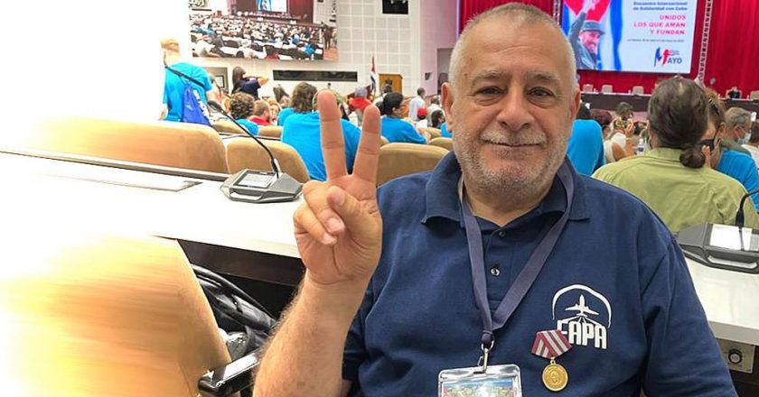 Condecoraron en Cuba a Edgardo Llano, secretario general del sindicato de aeronáuticos por la solidaridad internacional de APA con los trabajadores cubanos