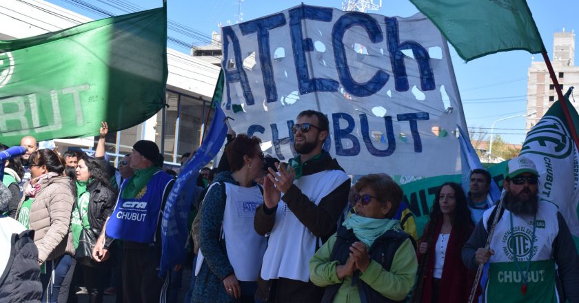 Docentes chubutenses inician un paro de 24 horas y marchan en rechazo al «congelamiento salarial» de Mariano Arcioni