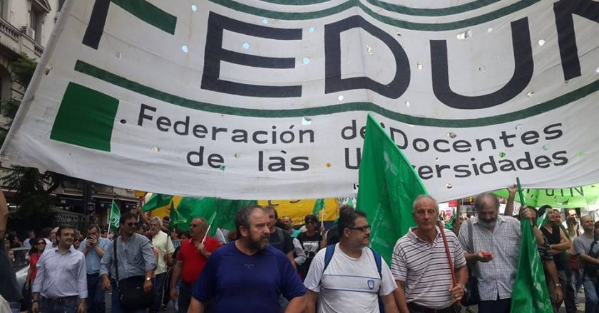 Los docentes universitarios van por una reunión urgente para «monitorear la paritaria ya convenida ante el actual contexto inflacionario»