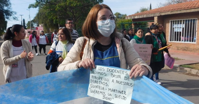 Los docentes sacan el conflicto a las calles y salen a cortar rutas en La Rioja para pedir aumento salarial
