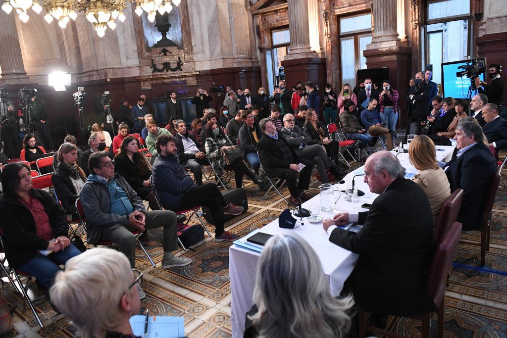 Con fuerte presencia gremial, el Comité de Acreedores de la Deuda Interna fue recibido por senadores del FDT