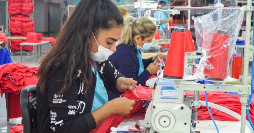 En medio del debate sobre los planes, en La Rioja capacitan a beneficiarios del programa Potenciar Trabajo para insertarlos en la industria local