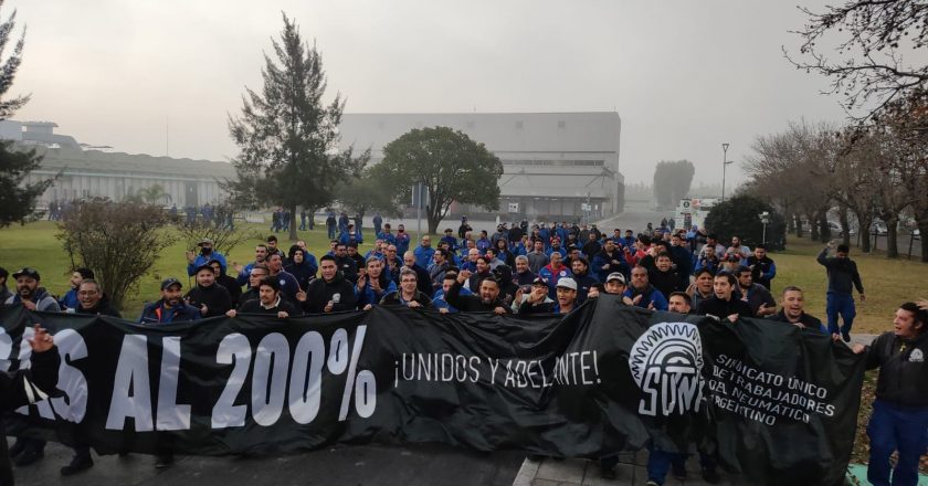 Las empresas se niegan a pagar las horas extras al 200%, el gremio del neumático vuelve a paralizar las plantas y las automotrices empiezan a crujir