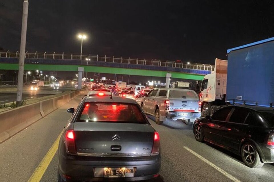 Dueños de Camiones cortaron la Autopista Buenos Aires - La Plata por los problemas de tarifas y desataron una crisis total en el oficialismo