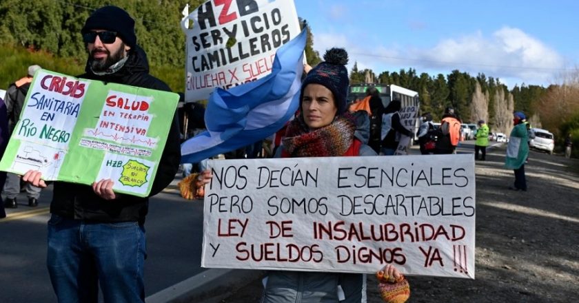 Profesionales de la Salud cortaron una ruta en Río Negro en el inicio del fin de semana largo para reclamar la apertura de paritarias y el Gobierno llevó el tema a la justicia