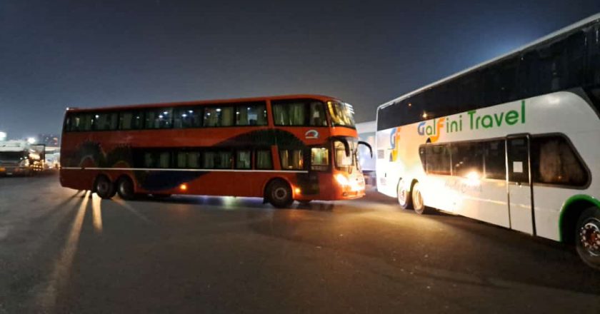 Choferes de micros de larga distancia protestan en la autopista Buenos Aires-La Plata y apuntan a Transporte: «Venimos esperando hace un año con mesas de trabajo que no funcionaron»