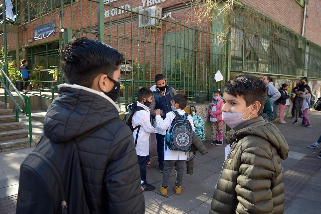 El Gobierno porteño prohibió que en sus escuelas se enseñe y utilice el lenguaje inclusivo y los docentes lo acusaron de violento