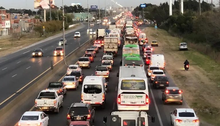 Dueños de Camiones cortaron la Autopista Buenos Aires – La Plata por los problemas de tarifas y desataron una crisis total en el oficialismo