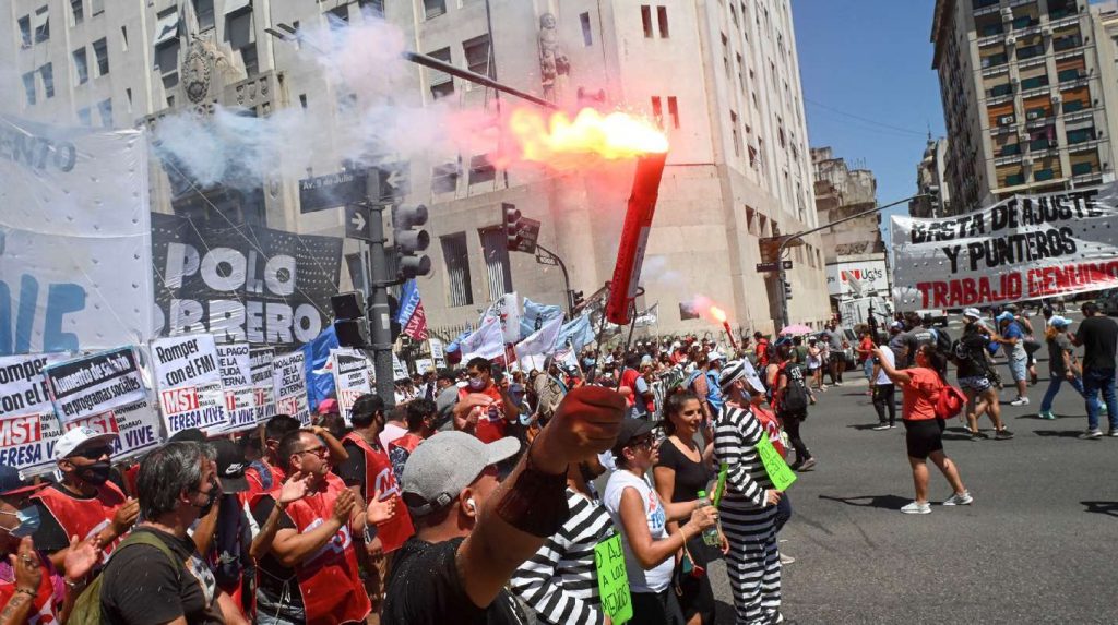 En un gesto a la izquierda, la CGT recibirá hoy a la Unidad Piquetera que le reclamará un paro general contra el gobierno de Alberto Fernández 