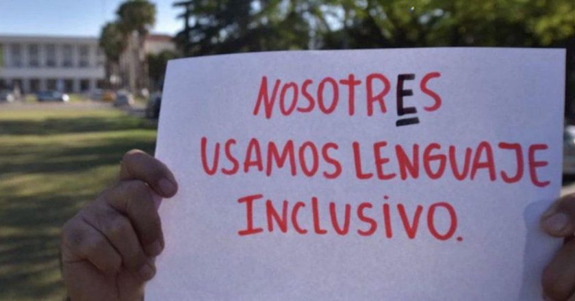 Docentes denuncian al gobierno porteño de Larreta ante el Inadi por prohibir el lenguaje inclusivo en las escuelas: «Es discriminatorio y va en contra de la Ley de Identidad de Género»