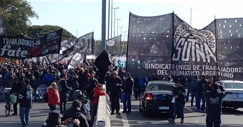 Trabajadores del neumático cortaron Panamericana y protestaron por la recomposición salarial