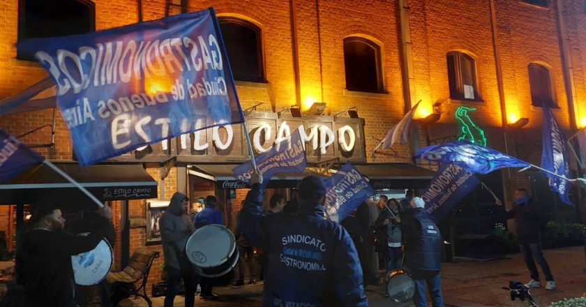 Grave denuncia: protestas en el restaurant Estilo Campo porque echaron al delegado de la Lista Azul y apuntan a Dante Camaño