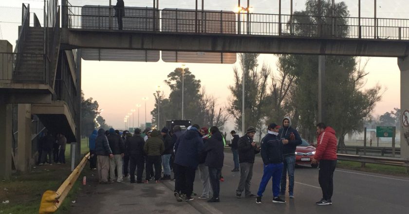 Resurge el conflicto de Cresta Roja con un corte de sus extrabajadores en la Autopista Ezeiza-Cañuelas con el que reclaman una reunión con funcionarios