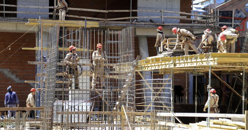 La construcción ya suma 470 mil empleos y la Cámara dice que puede «dar mejores salarios» pero que la condiciona «la situación macroeconómica»