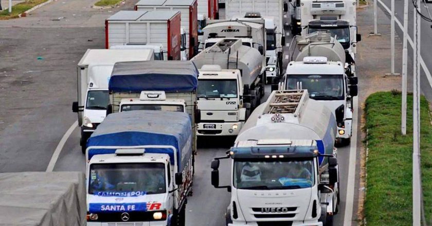 El sindicato de camioneros de Santa Fe reiteró el pedido de recomposición salarial y amenaza con un paro de transportistas