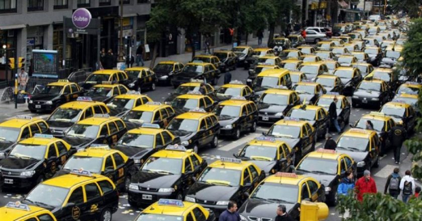 Peones de Taxis reclamaron frente al Congreso ley para quita de impuestos en compra de unidades