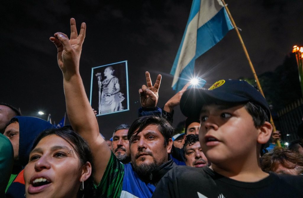 El movimiento mostró sus antorchas para recordar a Evita: "Al gobierno de Cristina y Alberto vamos a defenderlo hasta el último día del mandato" 