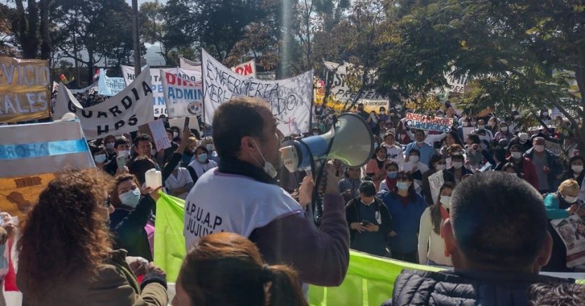 Profesionales jujeños marcharon por «salarios dignos y en defensa de la salud pública»