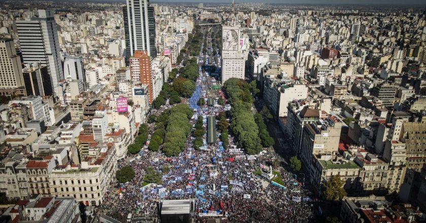 Con una feria popular frente al Congreso, la UTEP reclama la creación de una empresa nacional de alimentos