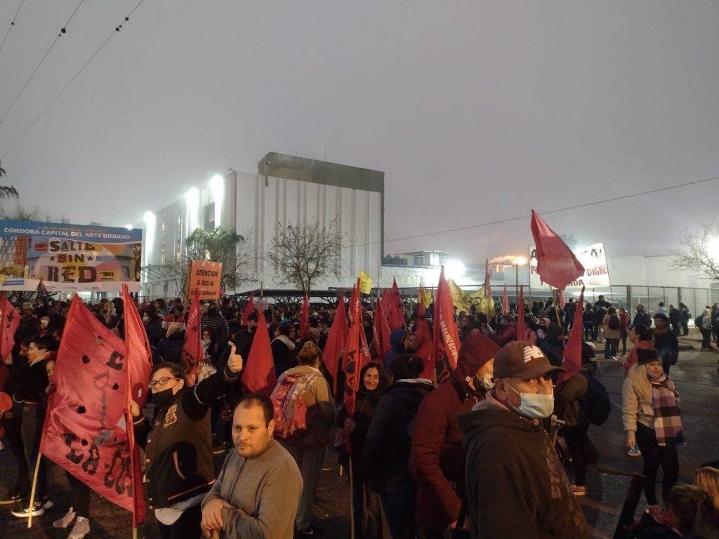 Alta tensión social: organizaciones sociales acampan frente a la planta de Arcor en reclamo de que se aplique la Ley de Abastecimiento