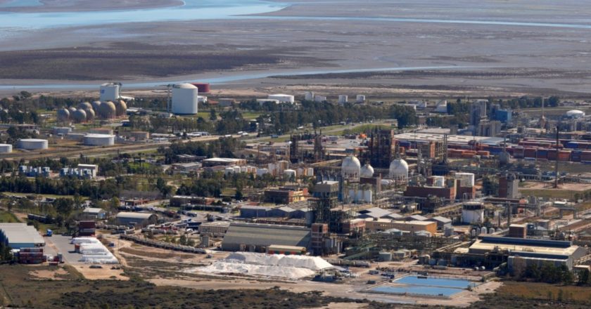 3.500 trabajadores de la UOCRA tendrán un aumento del 102% en el Polo Petroquímico de Bahía Blanca