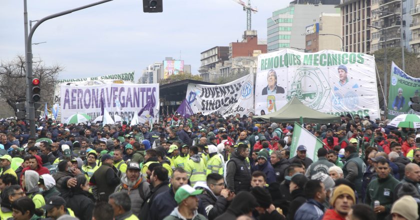 #17A La conducción de la CGT moviliza junto a miles de manifestantes que desbordan el centro porteño