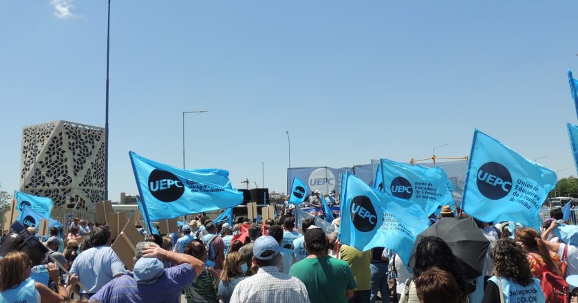 Paro y marcha de los docentes cordobeses en reclamo salarial al gobierno provincial que acaba de anunciar un superávit