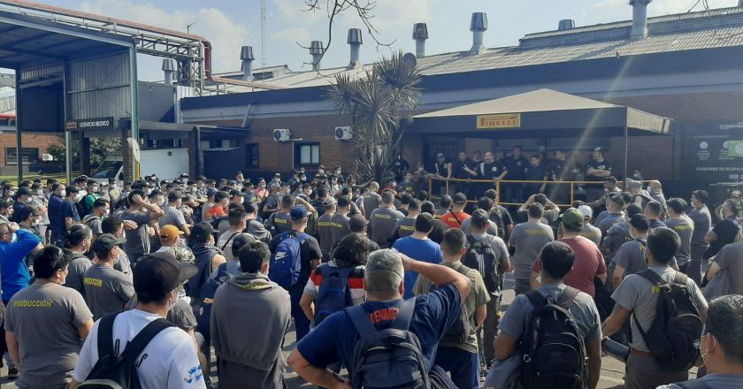El conflicto del neumático sin horizonte de solución: denuncian la presencia de personal policial armado caminando en las fábricas para romper las huelgas