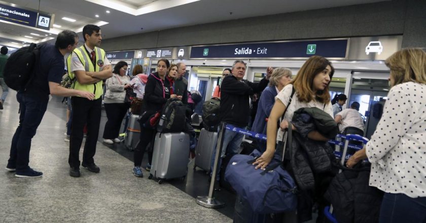 Los pilotos encararon protestas por falta de acuerdo salarial, hubo cancelaciones y se tensa la relación con Aerolíneas Argentinas