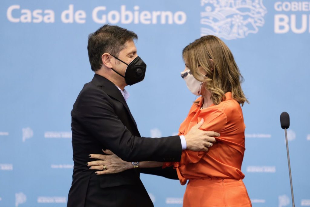 Para bajar la tensión con los gremios estatales que esperan nuevas paritarias, Kicillof firmó la recategorización de casi un millar de trabajadores del Instituto Cultural