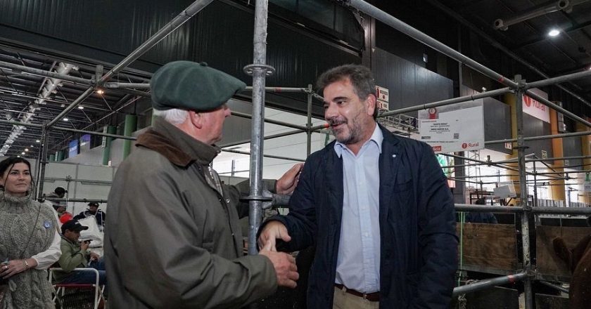 Ritondo hizo un parate en su campaña bonaerense y presentó un proyecto de ley  para congelar salarios y vacantes en el Estado