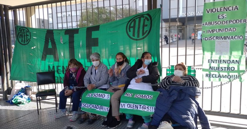 Luego de 78 días de protestas, estatales mendocinos se encadenan para reclamar aumento salarial: «Nos estamos muriendo de hambre»