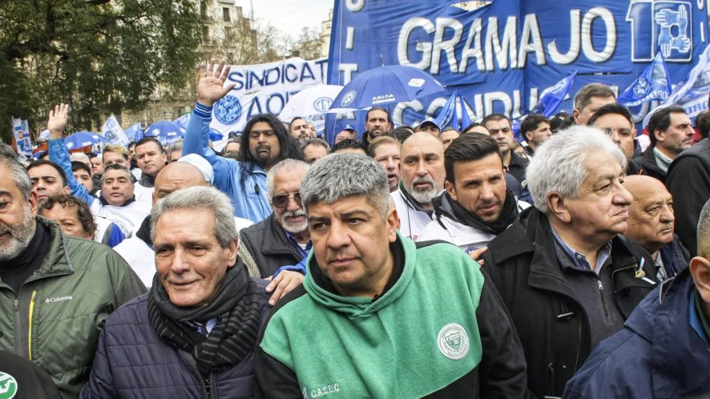 Tras la movilización y en medio de las discusiones por CFK, Barrionuevo amaga con retirar a su tropa de Azopardo y deja la CGT al borde de la ruptura