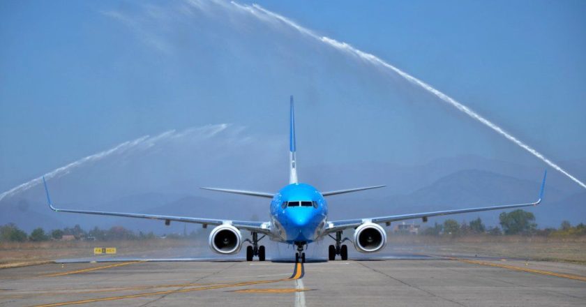 Aerolíneas Argentinas firmó un nuevo tramo de aumento salarial con los sindicatos aeronáuticos y despeja los conflictos gremiales en la previa del fin de semana largo