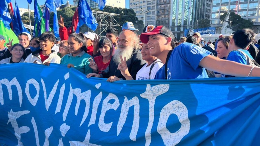 Tras un largo debate, los movimientos sociales ratificaron que se sumarán a la marcha convocada por la CGT