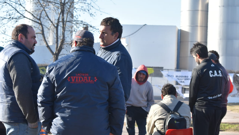 Gremio de lecheros filma aprietes de la dueña de Lácteos Vidal a trabajadores durante una protesta