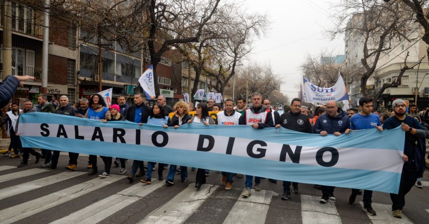 Más presión sobre los sindicatos que protestan en Mendoza: multaron a tres gremios estatales por cortes de calles y quema de cubiertas