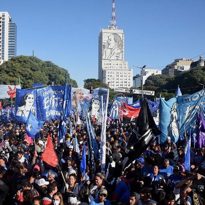 Organizaciones sociales anuncian protestas y piquetes tras la eliminación de programas sociales que garantizaban un ingreso a familias vulnerables