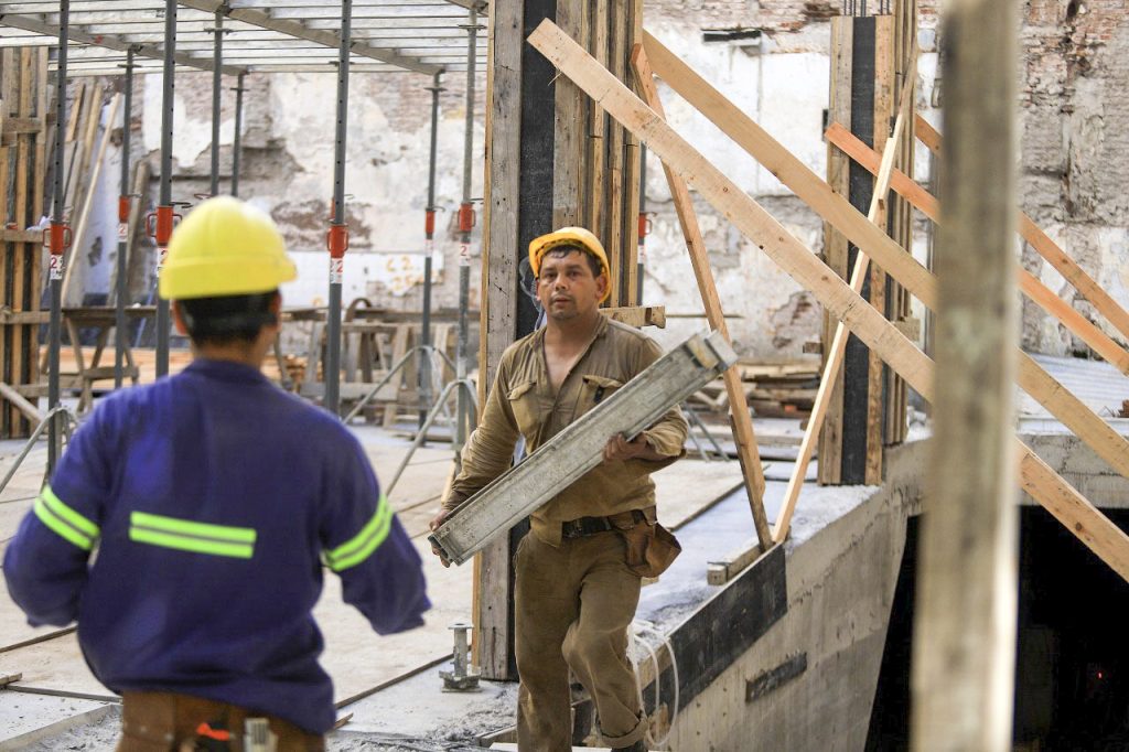 A pesar de que hubo una leve mejora en la distribución, el ingresos promedio de la población ocupada en el 2° trimestre del año fue de 66.604 pesos